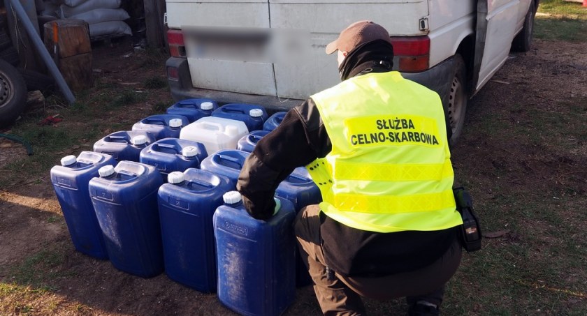 Zdjęcie z zabezpieczania alkoholu / Foto: KAS