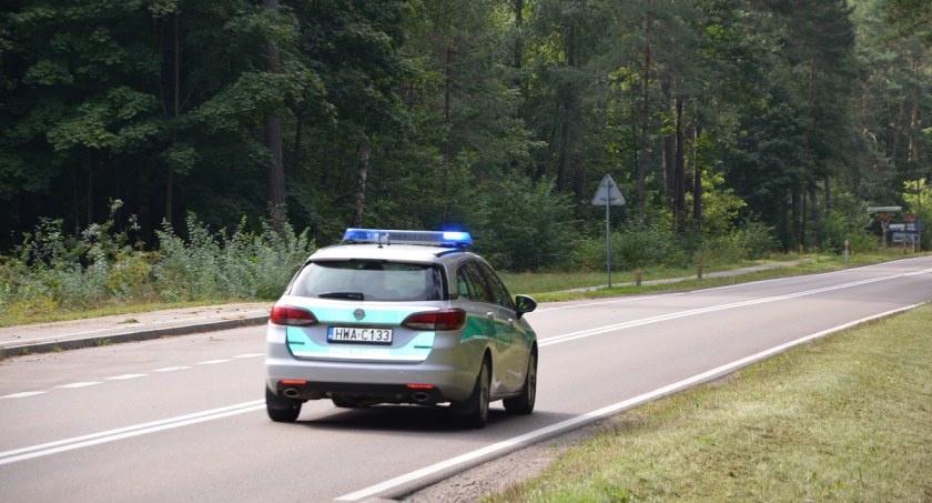 Zdjęcie pojazdu Straży Granicznej na szosie/ Twitter.com Straż Graniczna