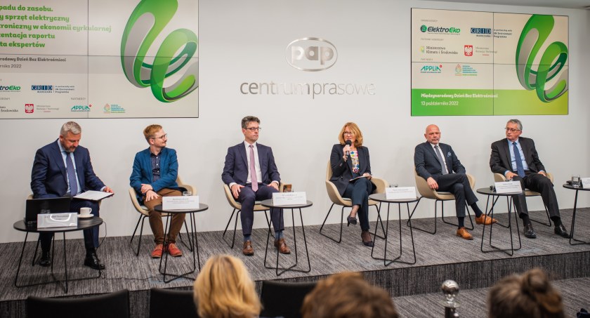 Zdjęcie z konferencji poświęconej odzyskiwaniu surowców