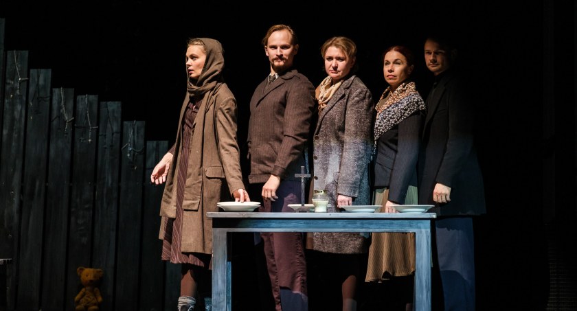 Zdjęcie obsady jednego ze spektakli / Foto: materiał Teatru Dramatycznego