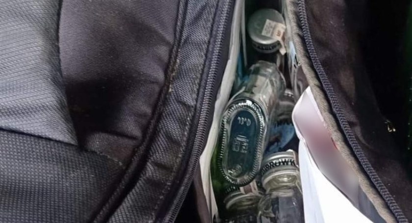 Zdjęcie butelek znalezionych w samochodzie kierowcy/ KPP Mońki
