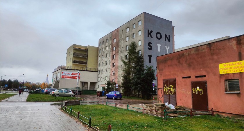 Zdjęcie bloku należącego do Zarządu Mienia Komunalnego z napisem 