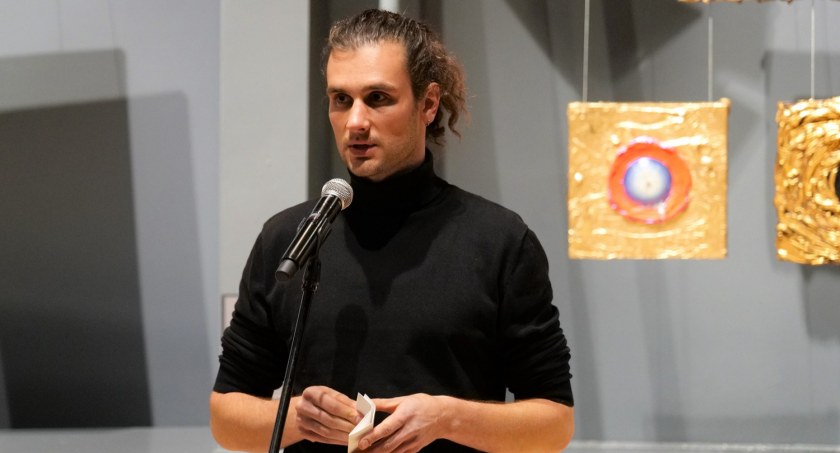 Na zdjęciu Robert Szczebiot, autor prac prezentowanych na wystawie 