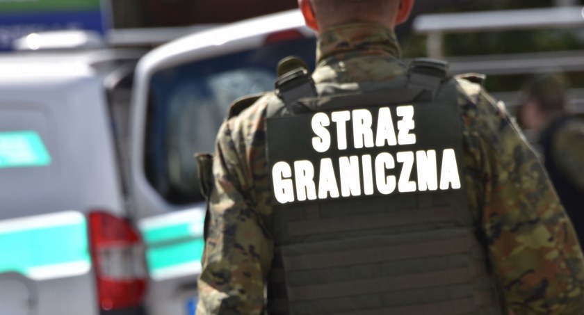 Zdjęcie strażnika granicznego przy samochodzie/ Twitter.com Straż Graniczna