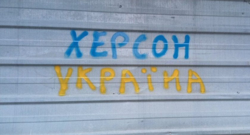 Zdjęcie z napisem na blaszanym ogrodzeniu/ Twitter.com Ukrinform