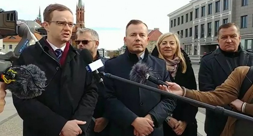 Zdjęcie z konferencji radnych PiS w w sprawie sprzeciwu wobec podnoszenia podatków od nieruchomości/ DDB