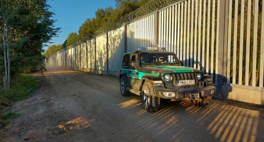 Zdjęcie auta polskiego patrolu SG przy pasie granicznym z Białorusią / Foto: POSG