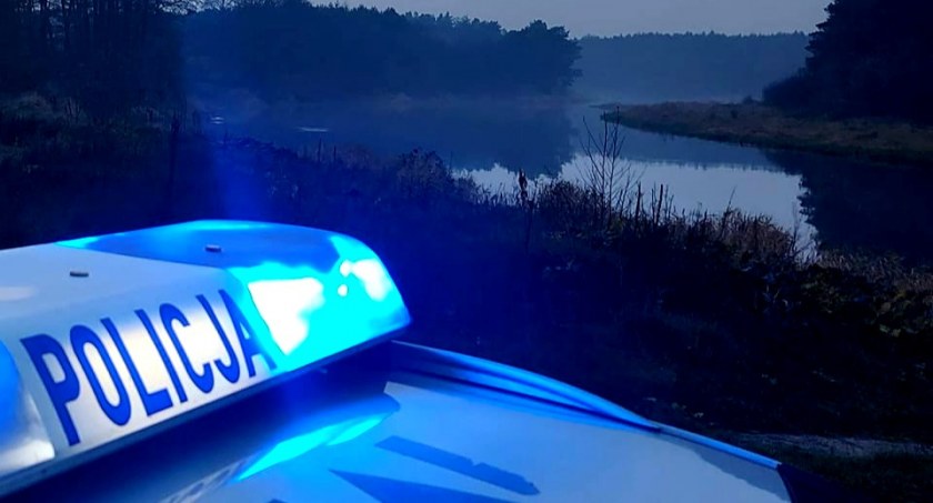 Zdjęcie radiowozu policyjnego nad rzeką/ Twitter.com Podlaska Policja