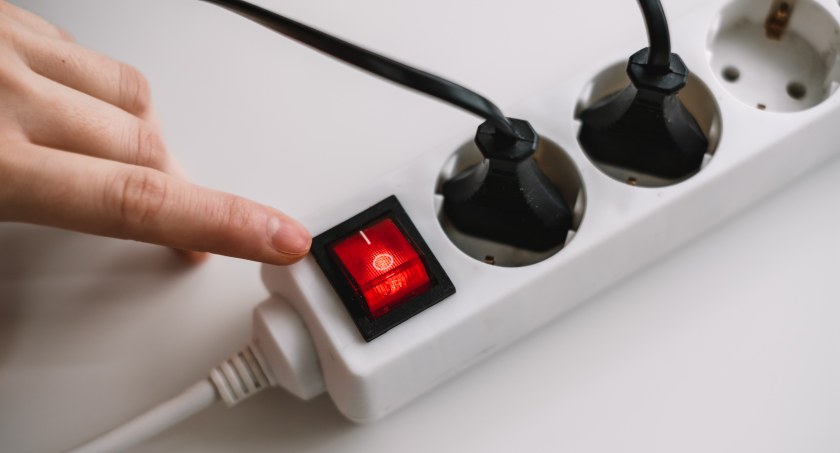 Zdjęcie listwy elektrycznej z włożonymi do niej wtyczkami