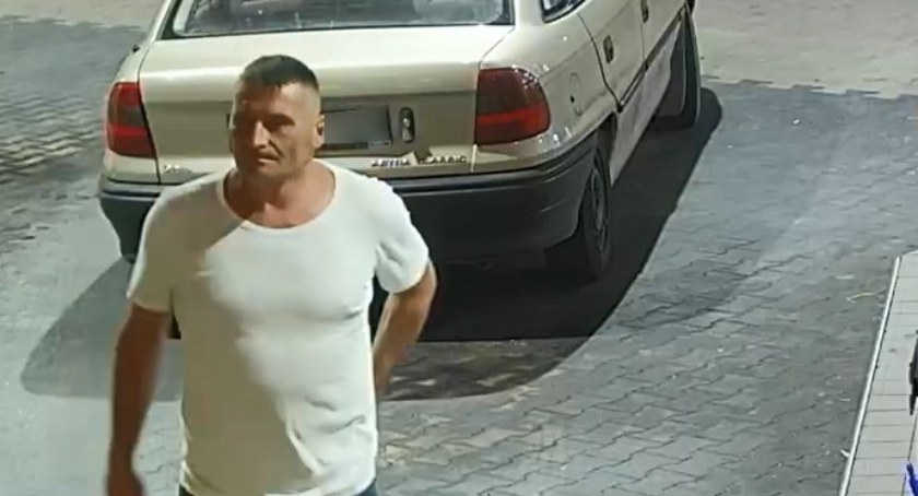 Zdjęcie poszukiwanego mężczyzny. Jest podejrzany o kradzież samochodu w Mońkach/ KPP Mońki