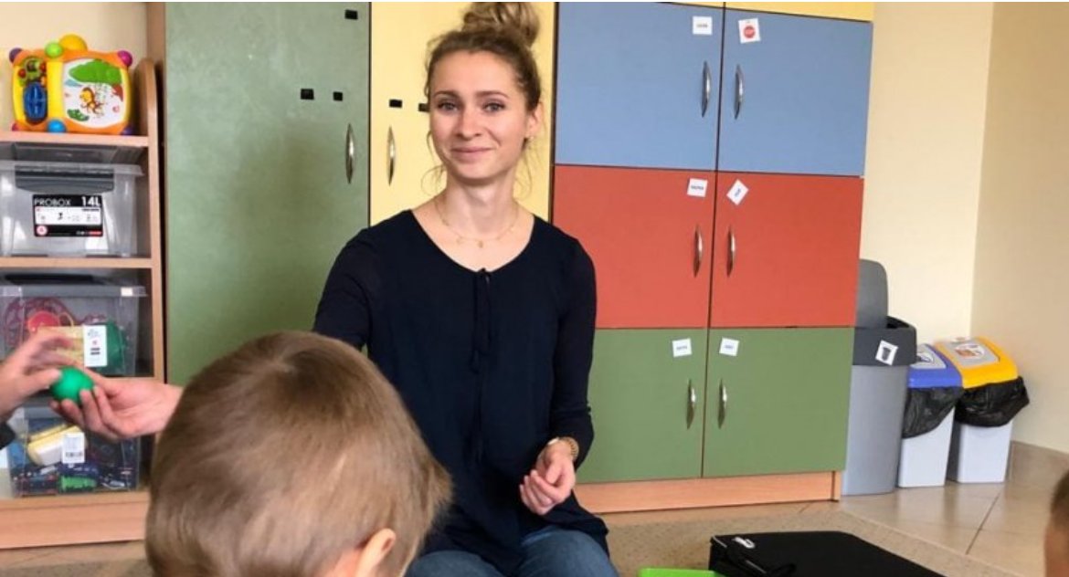 Zdjęcie Justyny Tamberg podczas zajęć z dziećmi