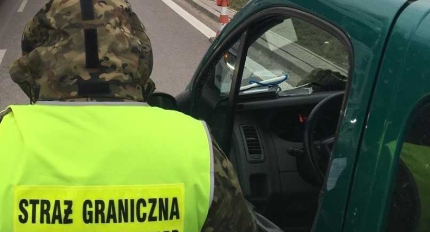 Zdjęcie strażnika granicznego przy samochodzie/ Twitter.com Straż Graniczna