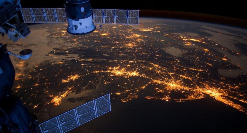 Zdjęcie satelity i oświetlonego globu ziemskiego/ Pixabay.com