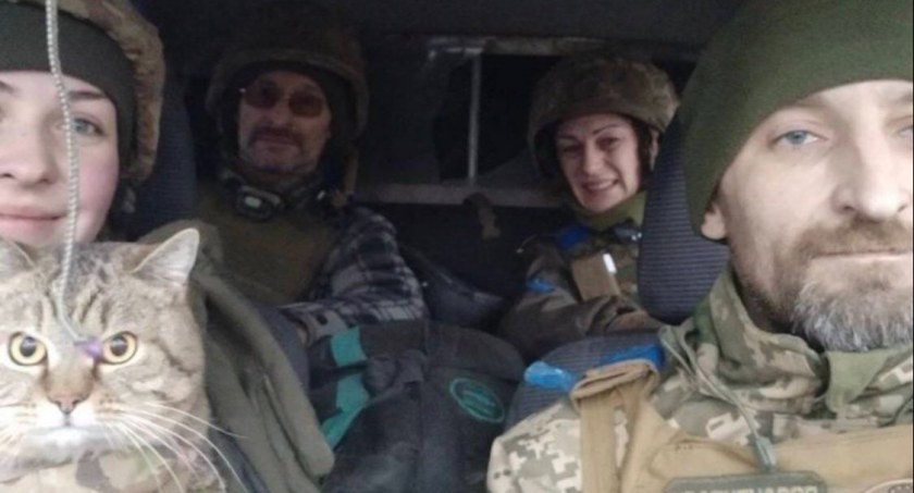 Zdjęcie ukraińskich żołnierzy z kotem jadących w pojeździe/ Twitter.com Defense of Ukraine