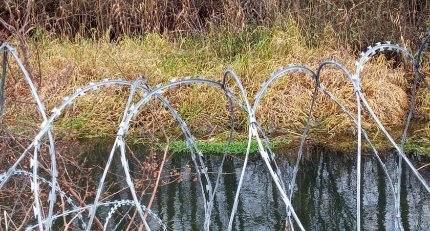 Zdjęcie zasieków ułożonych na granicy z Białorusią nad rzeką Świsłocz/ Twitter.com Straż Graniczna
