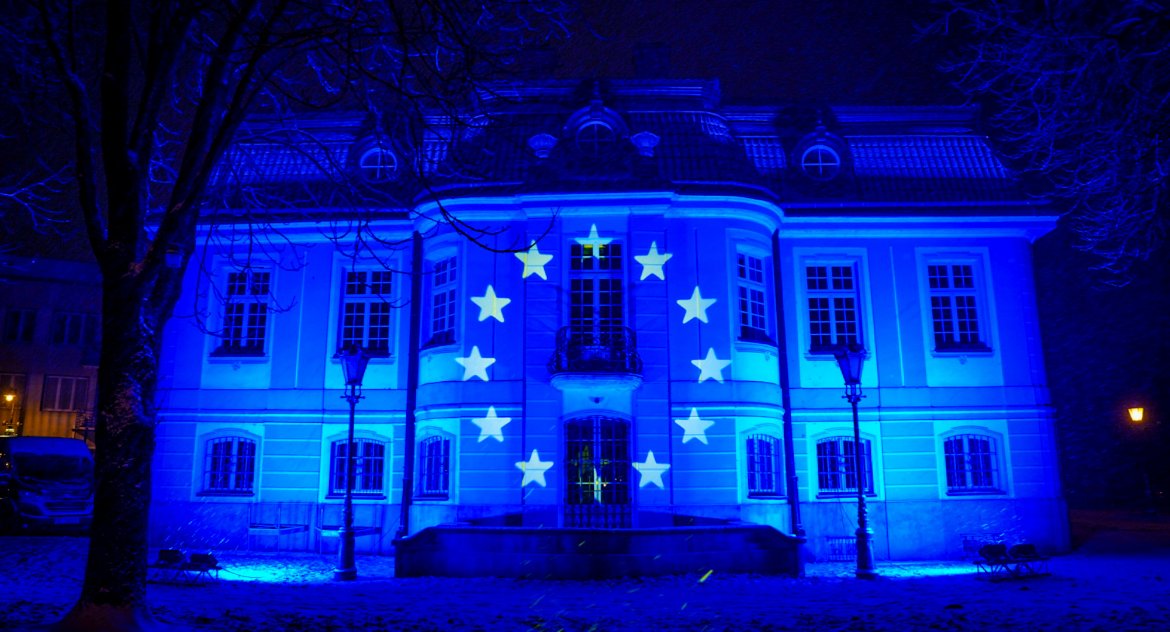 Zdjęcie pałacyku gościnnego w barwach Unii europejskiej/ bialytstok.pl