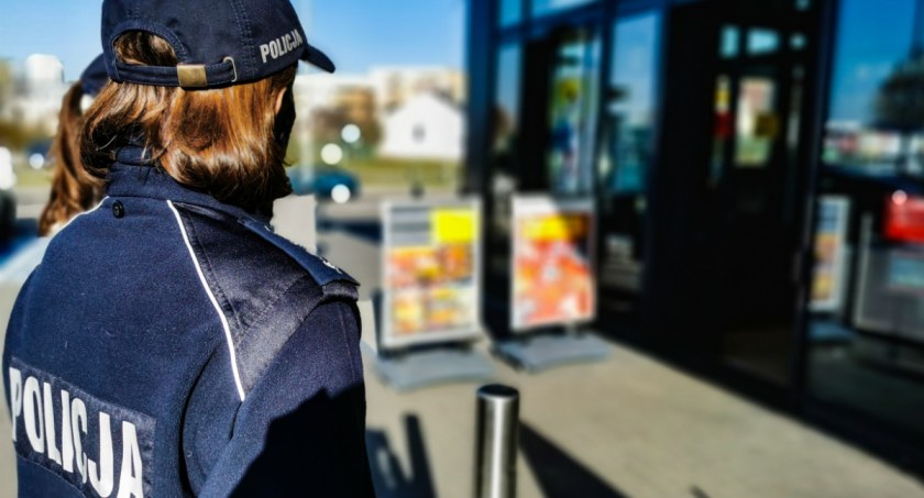 Zdjęcie policjantek przed wejściem do sklepu/ podlaska.policja.gov.pl