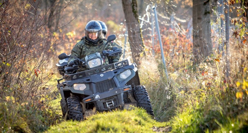 Zdjęcie strażników granicznych podczas patrolu na quadzie/ Twitter.com Straż Graniczna
