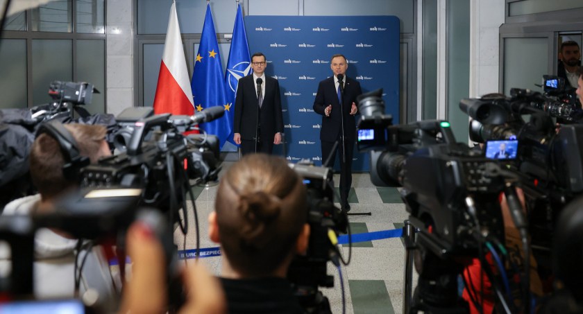 Zdjęcie prezydenta Andrzeja Dudy z premierem Mateuszem Morawieckim na konferencji po spotkaniu w BBN/ prezydent.pl
