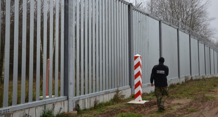 Zdjęcie strażnika granicznego pod zaporą na granicy z Białorusią/ Twitter.com Straż Graniczna