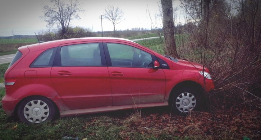 Zdjęcie samochodu, którym kierował pijany mężczyzna/ podlaska.policja.gov.pl