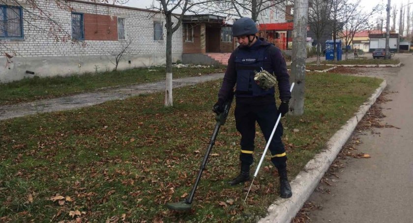 Zdjęcie sapera szukającego min/ Twitter.com DSNS.GOV.UA