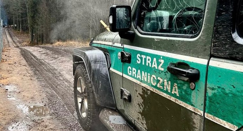 Zdjęcie pojazdu Straży Granicznej pod granicą z Białorusią/ Twitter.com Straż Graniczna