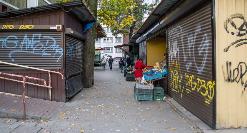 Zdjęcie straganów zniszczonych przez graffiti wandali/ DDB