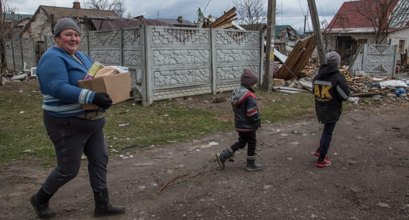 Zdjęcie ludzi na Ukrainie, którym zbombardowano domy/ Flickr.com UNDP Ukraine