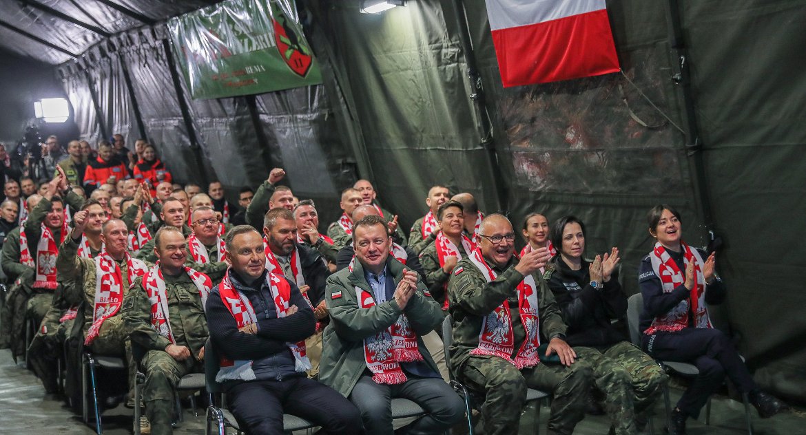 Zdjęcie prezydenta Dudy i wicepremiera Błaszczaka w wojskowej strefie kibica w Nowe Łuce/ Kancelaria Prezydenta