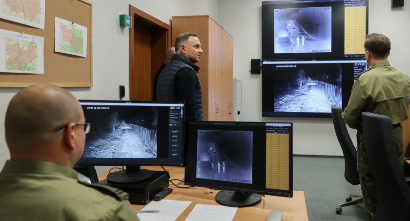 Zdjęcie prezydenta Andrzeja Dudy wizytującego Centrum Nadzory POSG w Białymstoku/ Twitter BBN