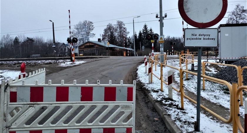 Zdjęcie przejazdu kolejowo - drogowego w Niewodnicy Kościelnej/ Facebook Stowarzyszenie Przyjaciół Niewodnicy