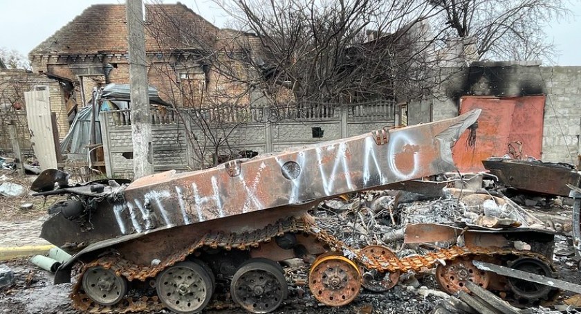 Zdjęcie rozwalonego sprzętu rosyjskiego na Ukrainie/ Flickr.com Jeroen Akkermans