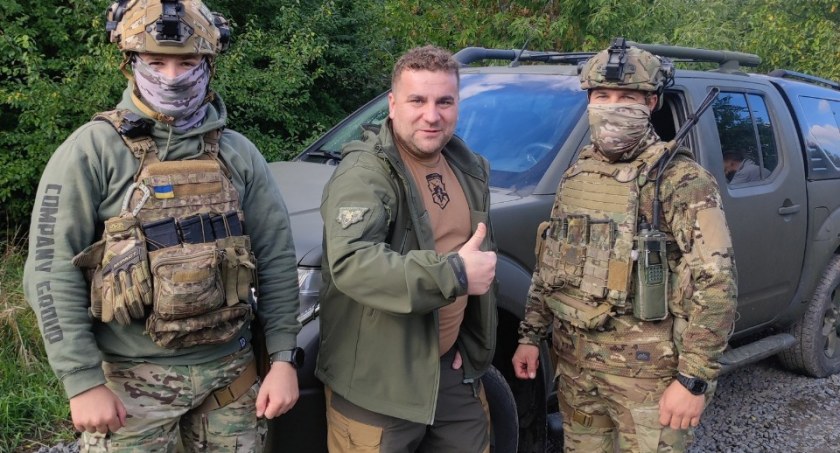 Zdjęcie ukraińskich żołnierzy z Polakiem dostarczającym im na front terenówki