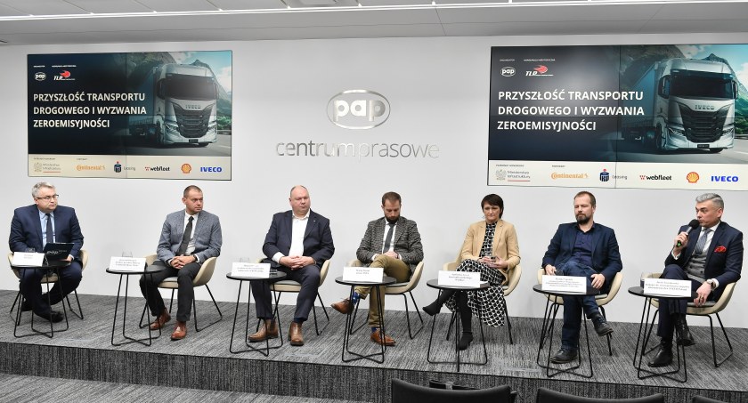 Zdjęcie z konferencji poświęconej przyszłości transportu drogowego/ PAP