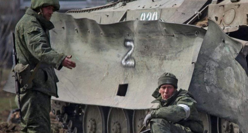 Zdjęcie rosyjskich żołnierzy przy czołgu na Ukrainie/ Twitter.com GeneralStaffUA