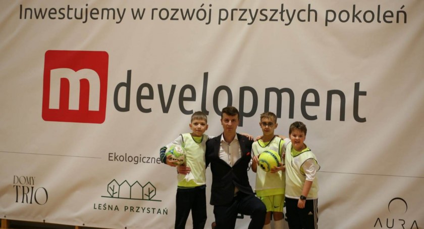 Na zdjęciu Karol Jakubowski z młodymi piłkarzami