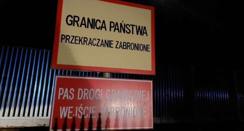 Zdjęcie zapory granicznej nocą/ SG