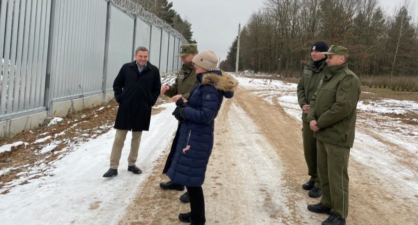 Zdjęcie delegacji z Danii i Finlandii pod zapora na granicy polsko - białoruskiej/ SG