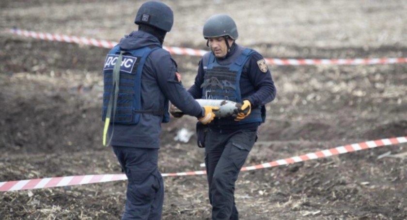 Zdjęcie ukraińskich policjantów przy rozminowywaniu terenu/ Twitter.com Ukrinform