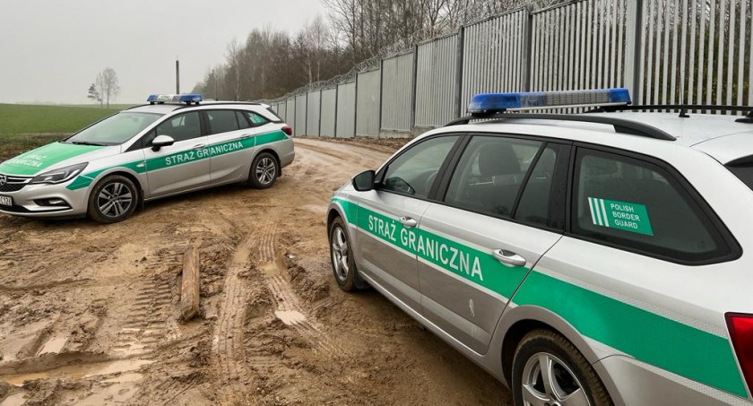 Zdjęcie pojazdów Straży Granicznej pod zaporą/ Twitter.com Straż Graniczna