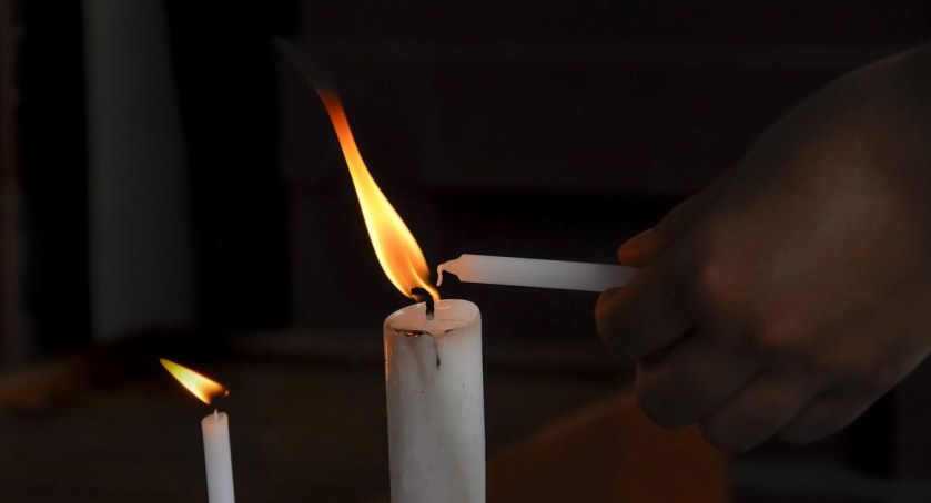 Zdjęcie zapalanej świecy/ Pixabay.com