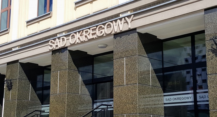 Zdjęcie wejścia do budynku Sądu Okręgowego w Białymstoku