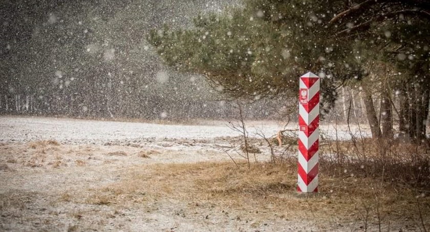 Zdjęcie słupka granicznego na granicy polsko - białoruskiej/ Twitter.com Straż Graniczna