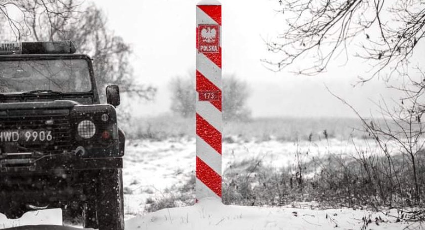 Zdjęcie pojazdu Straży Granicznej pod granicą z Białorusią/ Twitter.com Straż Graniczna