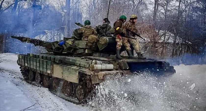 Zdjęcie żołnierzy ukraińskich na czołgu/ Twitter.com Ukraine Territorial Defense Forces