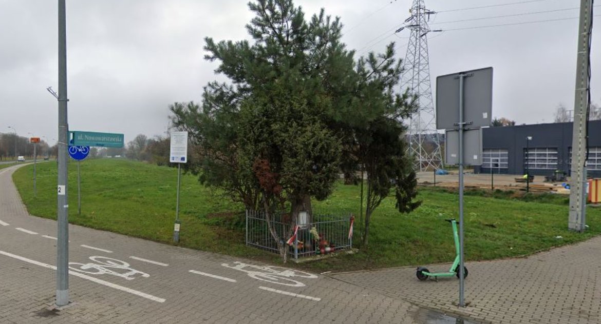 Zdjęcie kapliczki przydrożnej z ulicy Nowowarszawskiej w Białymstoku/ GSV