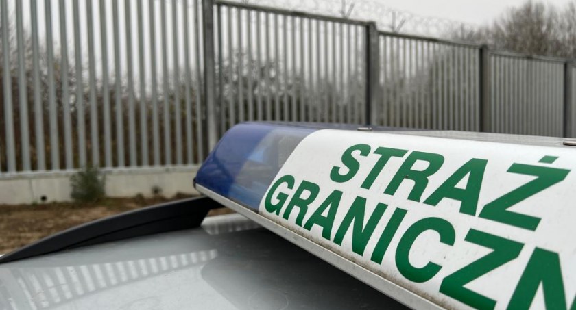Zdjęcie pojazdu Straży Granicznej pod zaporą oddzielającą od Białorusi/ SG