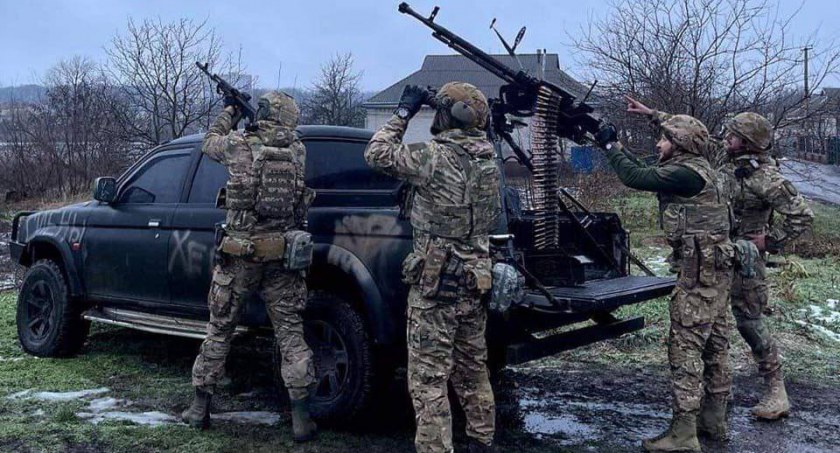 Zdjęcie żołnierzy ukraińskich przy samochodzie/ Twitter.com Defense of Ukraine