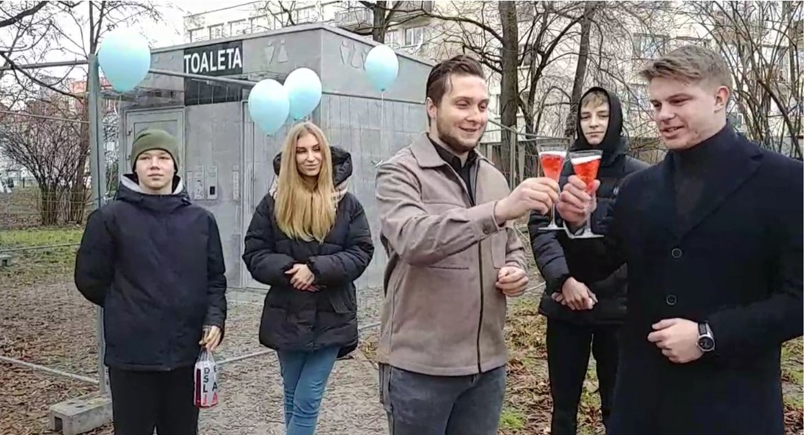 Zdjęcie z powitania nowego roku pod szaletem miejskim, który nie działa/ DDB